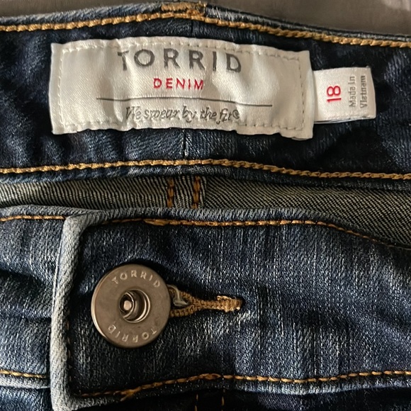 TORRID RAW HEM STRETCH DENIM SHORTS SIZE 18. - Picture 6 of 12